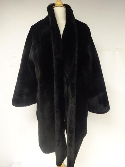 DIOR Fourrure 


Manteau en fourrure synthétique...