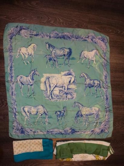 HERMES


Trois carrés en soie :

- 