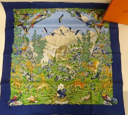 HERMES


Carré en twill de soie à fond bleu...
