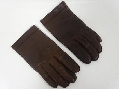 HERMES


Paire de gants homme en cuir chocolat,...