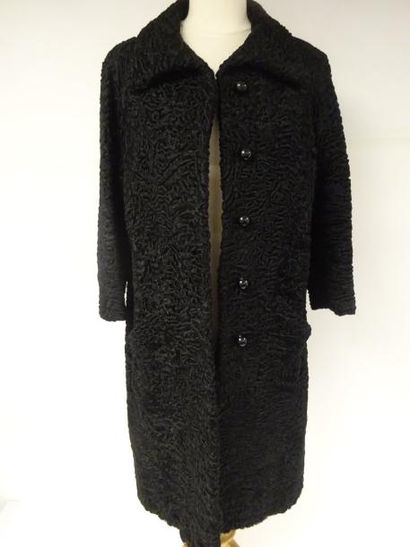 REVILLON


Manteau en astrakan noir. 

Taille...