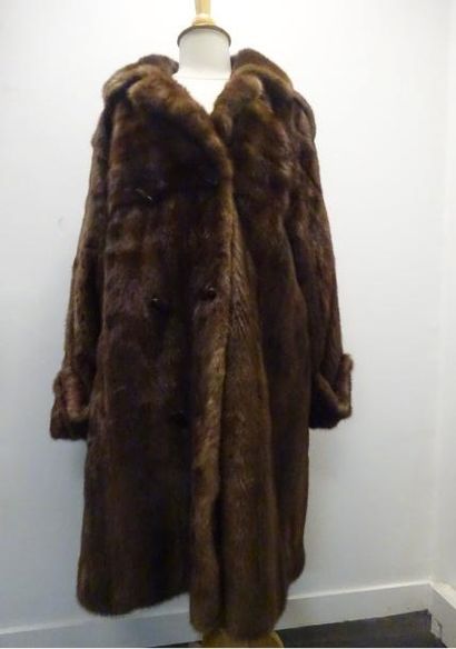 REVILLON


Manteau long en vison brun.

Taille...