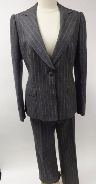 SMALTO


Tailleur pantalon en drap de laine...