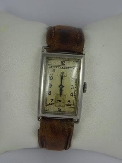 OMEGA

Montre bracelet d'homme.
Boîtier rectangulaire...