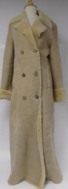 Irène VAN RIB 


Manteau long en peau crème....