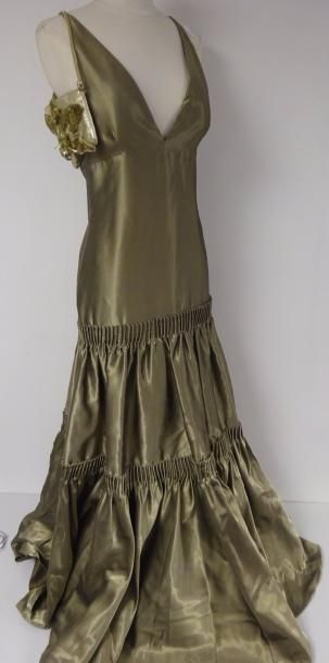 VALENTINO


Robe du soir en tissu moiré doré...