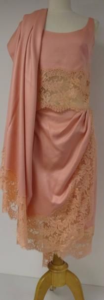 VALENTINO


Ensemble jupe, top et étole en...