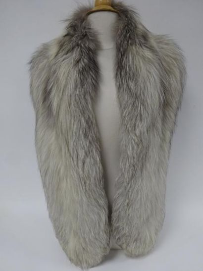 Etole en renard blanc. Doublure en satin...