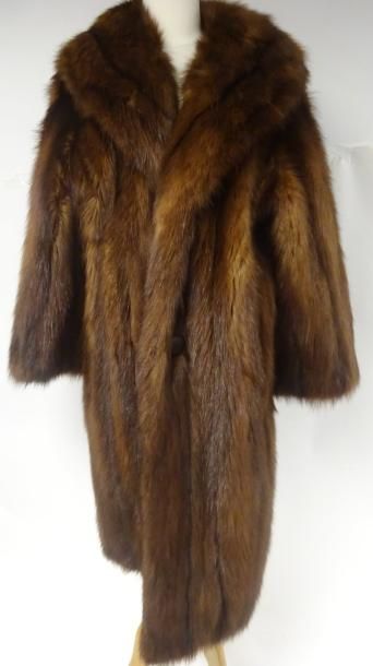 Manteau de dame en fourrure marron. 

Taille...