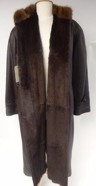 Manteau de dame en cuir et fourrure marron....