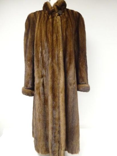 Manteau long en vison marron.

Taille 42...