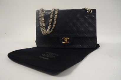 CHANEL
Sac 27 cm en cuir agneau, matelassé...