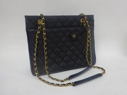 CHANEL
Sac de dame porté épaule en cuir matelassé...
