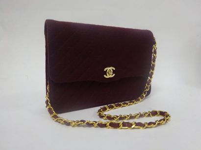 CHANEL
Sac de dame en jersey bordeaux à surpiqûres,...