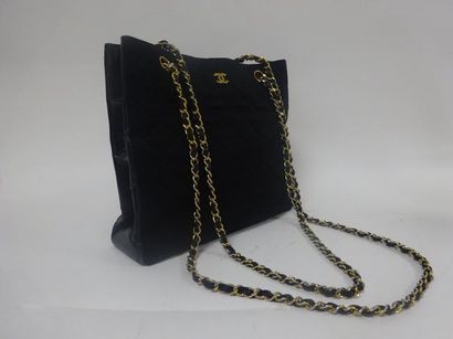 CHANEL
Sac de dame en jersey noir matelassé,...
