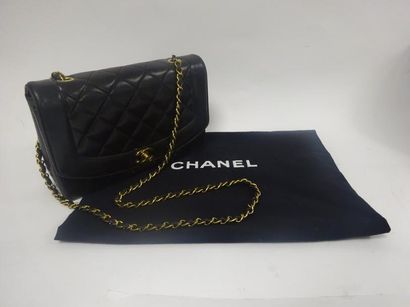 CHANEL
Sac de dame en cuir noir matelassé,...