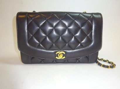 CHANEL

Sac en cuir d'agneau noir matelassé.
Fermoir...