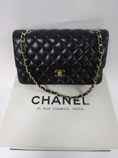 CHANEL, Timeless


Sac en cuir d'agneau noir...
