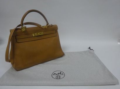 Sac Kelly 32 cm en cuir Courchevel camel.
Surpiqûres...