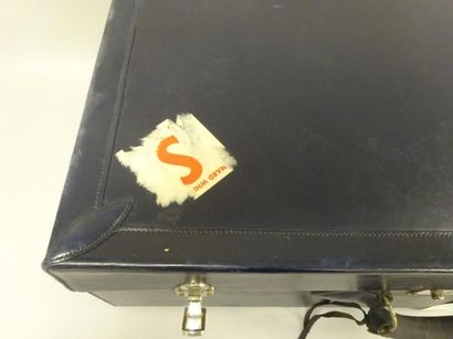 HERMES


Valise en cuir bleu marine, surpiqûres...