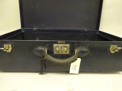 HERMES


Valise en cuir bleu marine, surpiqûres...