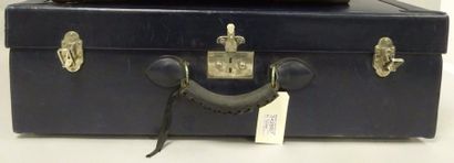 HERMES


Valise en cuir bleu marine, surpiqûres...