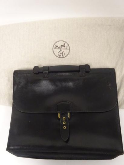 HERMES

Sacoche d'homme en cuir noir (craquelé),...