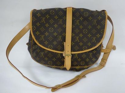 Louis VUITTON.


Sac besace en toile Monogram....