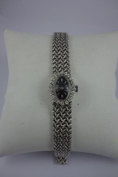 Montre bracelet de dame. 

Boîtier ovale...