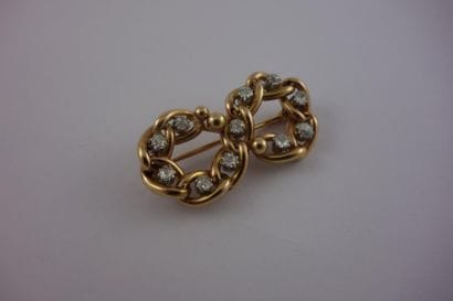 Broche en or jaune (750) et platine (950)...