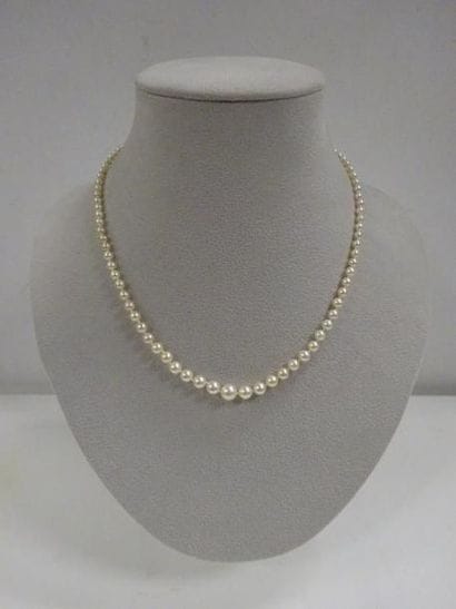 Collier de perles de culture blanches et...