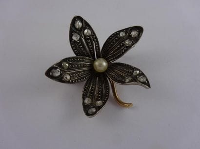 Petite broche en forme de fleur en or jaune...