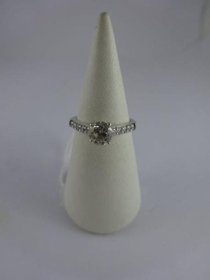 Bague en or gris (750) ornée d'un diamant...