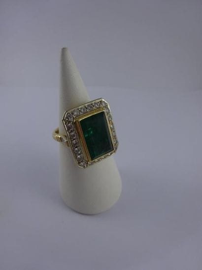 Bague en or jaune (750) ornée d'une pierre...