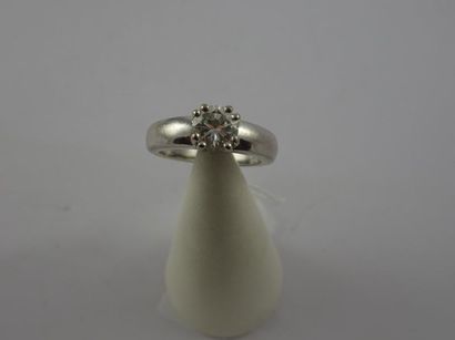 Bague solitaire en or gris (750) ornée d'un...