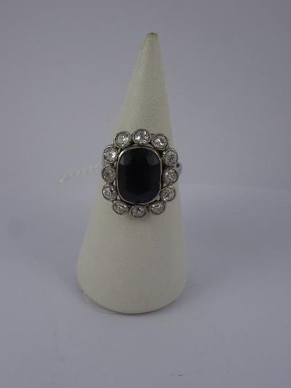 Bague en platine (950) centrée d'un saphir...
