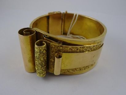 Large bracelet manchette ouvrant en or jaune...