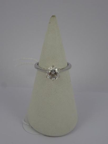 Bague solitaire en or gris (750) ornée d'un...