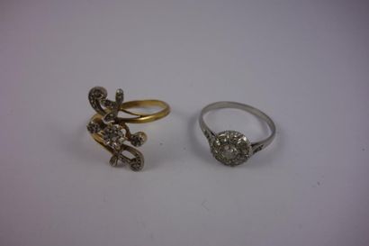 Lot comprenant : 

- une bague en platine...