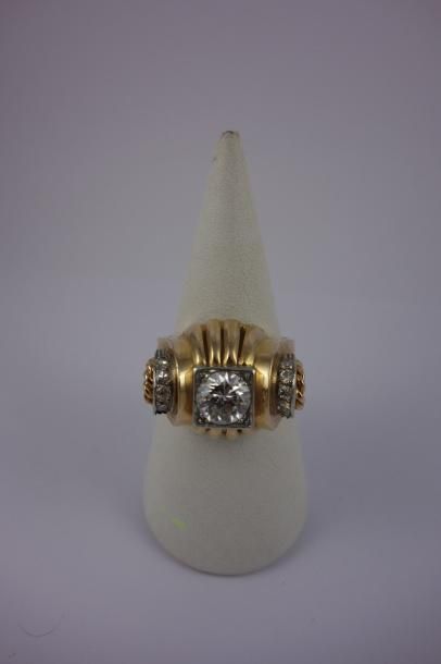 Bague en or jaune (750) et platine (950)...