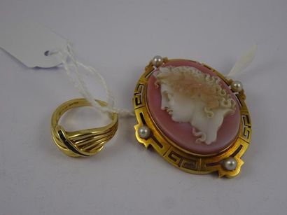 Lot comprenant : 

- une broche en or jaune...
