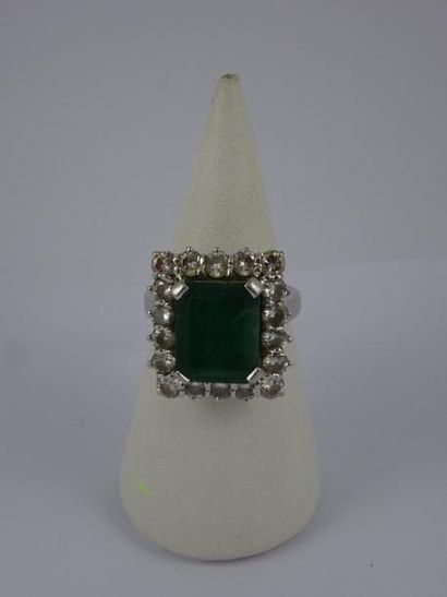 Bague en or gris (750) centrée d'une émeraude...