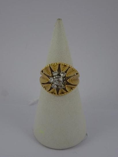Bague dôme en or jaune (750) ajouré à motif...