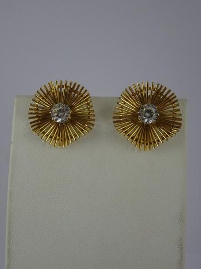 Paire de clips d'oreilles en filins d'or...