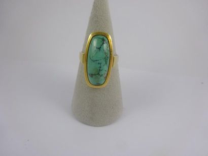 Bague en or jaune (750) ornée d'un cabochon...