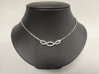 Collier en or gris (750) à mailles plates...