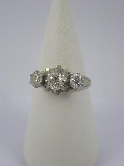 Bague en or gris (750) ornée de trois diamants...