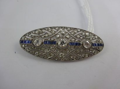 Broche navette en platine (950) centrée d'une...