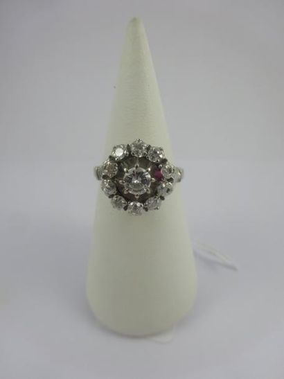 Bague en or gris (750) centrée d'un diamant...