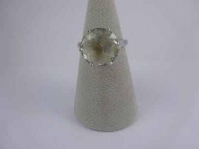 Bague en or gris (750) centrée d'une topaze...